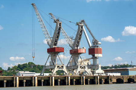 波尔多市加隆河三座起重码头背景图片
