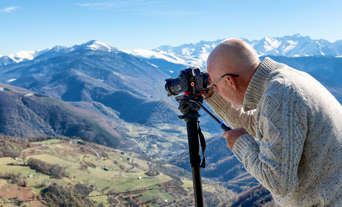山顶带有数码相机的摄影师图片