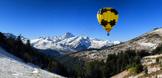 热气球在空中飞背景图片