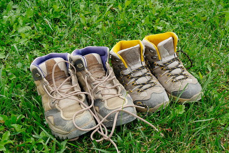 两对徒步鞋在草地上图片