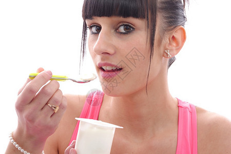漂亮的黑发女人吃酸奶图片