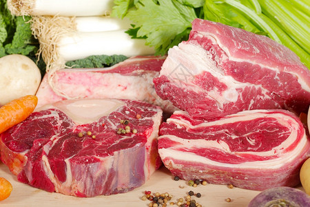牛肉萝卜用于准备法式锅菜的牛肉和蔬背景