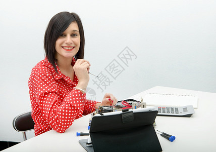 年轻笑着的黑发女人修理电脑的技术师背景图片