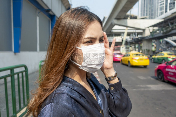 身戴防沙面罩的美丽女子保护空气污染图片