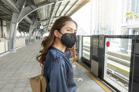 身戴防沙面罩的美丽女子保护空气污染图片