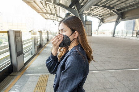 身戴防沙面罩的美丽女子保护空气污染图片