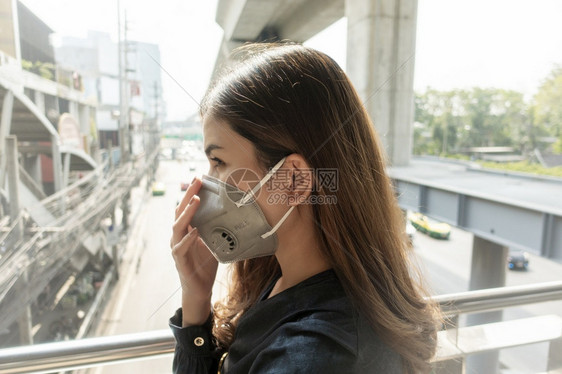 身戴防沙面罩的美丽女子保护空气污染图片