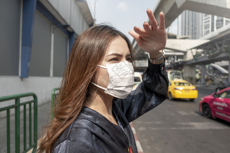 身戴防沙面罩的美丽女子保护空气污染图片