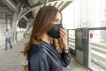 身戴防沙面罩的美丽女子保护空气污染图片