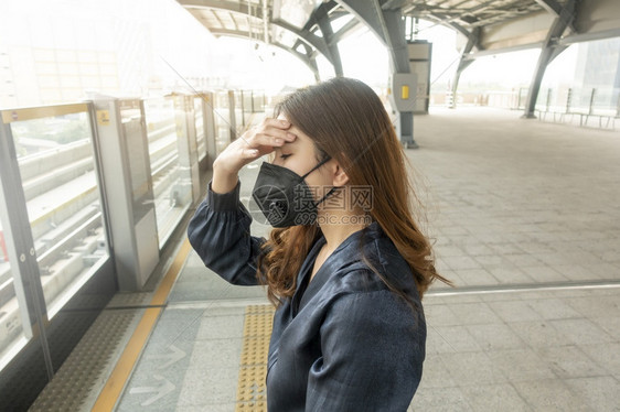 身戴防沙面罩的美丽女子保护空气污染图片