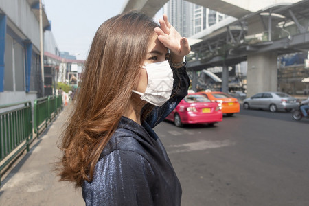 身戴防沙面罩的美丽女子保护空气污染图片