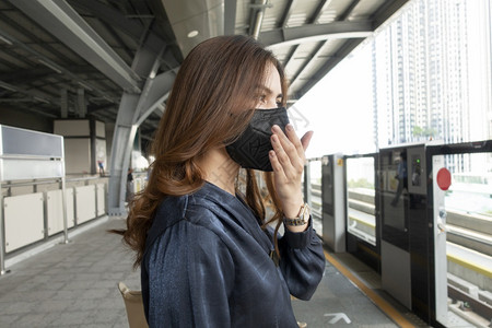 身戴防沙面罩的美丽女子保护空气污染图片