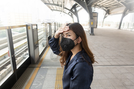 身戴防沙面罩的美丽女子保护空气污染图片