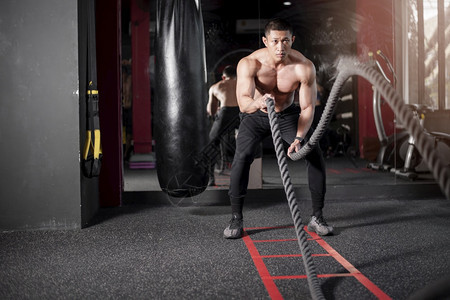 一个男人在健身房里用绳子锻炼图片