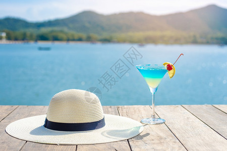 夏天背景白帽子和夏天在海滩上喝酒图片