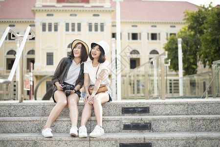 泰国曼谷的年轻旅游女青正在享受图片
