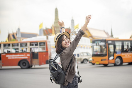年轻的亚洲旅行女青年在泰国曼谷享受美丽的地方图片
