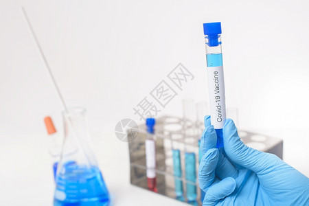 近距离的医生手在实验室里将共食19疫苗放在了实验室里图片