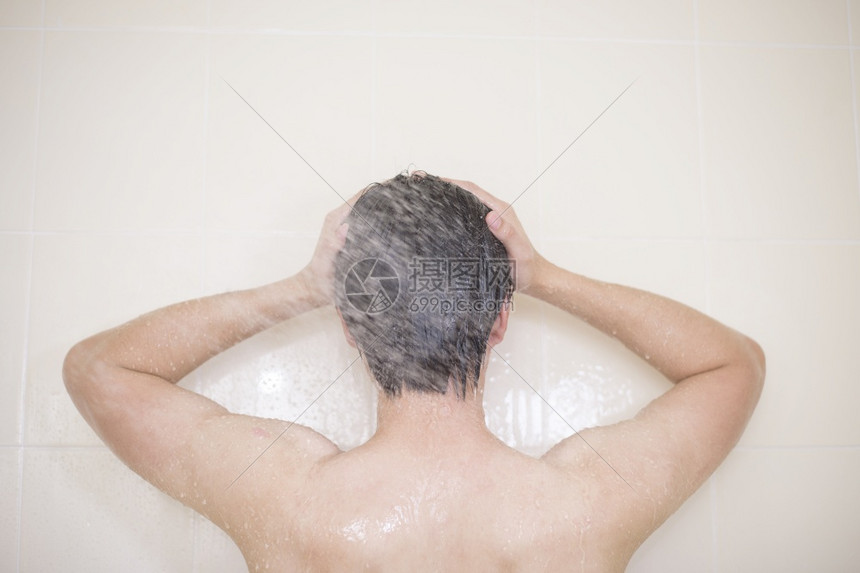 男人在洗澡