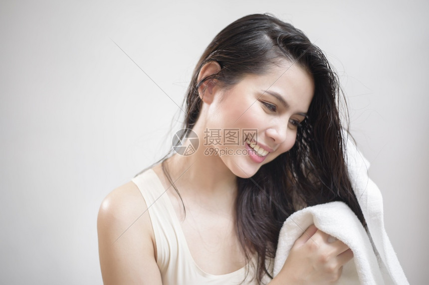 洗完澡后女人用毛巾擦头发