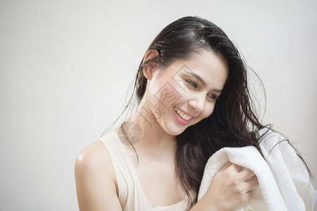 洗完澡后女人用毛巾擦头发图片