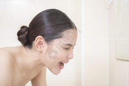 美丽的女人在洗脸图片