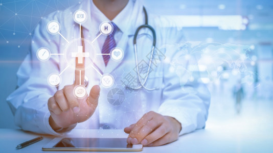 医生特写是触摸数字虚拟屏幕分析医疗数据医疗技术的概念图片