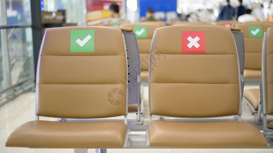 国际机场的社交悬位椅科罗纳预防概念国际机场的社交悬位椅子科罗纳预防概念图片