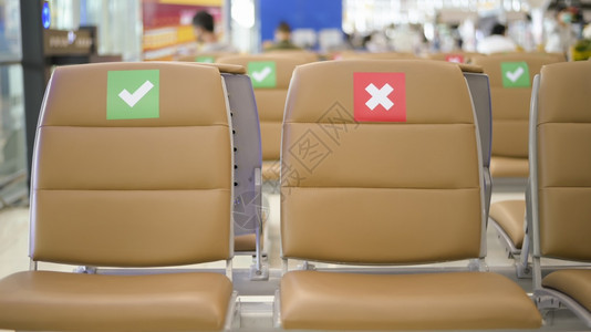 国际机场的社交悬位椅科罗纳预防概念国际机场的社交悬位椅子科罗纳预防概念图片