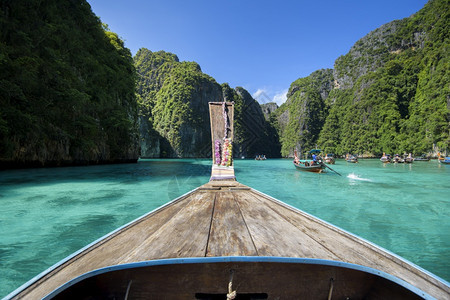 泰国传统的长尾船在阳光明媚的日子披披群岛泰国晴朗的海面和天空图片