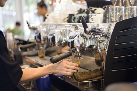 咖啡馆的咖啡师用咖啡机煮咖啡图片