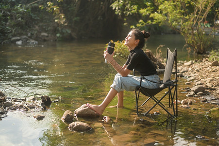 travelerhikedrinkingcalmnesssmilingrelaxingthermosrainforestpeac图片