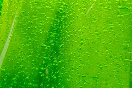 背景泡沫是绿色的图片