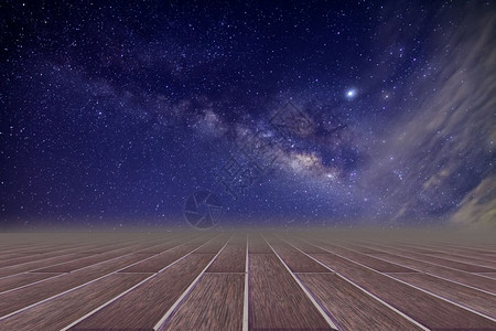 木地板和银河夜空的背景图片