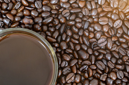 咖啡杯在豆上图片