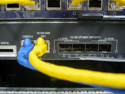 控制台电缆通信开关设备安装在大型数据中心的底盘上图片