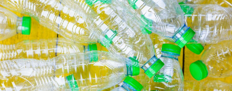 用黄色木回收的塑料瓶垃圾环境概念图片
