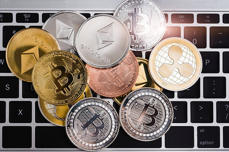 虚拟波纹XRPEceenum和Bitcoin硬币在计算机膝上型键盘共同为货币融资图片