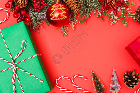 红色喜庆中国风背景圣诞绿色礼物箱和装饰品红背景的fir树枝圣诞快乐概念带有文本复制空间背景