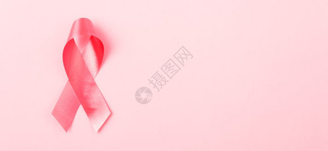 乳癌认识月概念最高视场平面将粉红色丝带贴在背景上并附文本的复制空间图片
