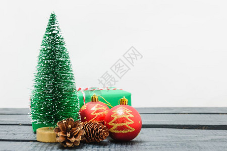 红色喜庆中国风背景圣诞成像装饰最小绿色fir树枝白色背景下雪圣诞快乐概念复制文本空间背景