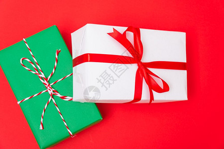 红色喜庆中国风背景新年快乐20年圣诞节快乐顶视红背景的Xmas白色和绿礼品盒有文本复制空间背景