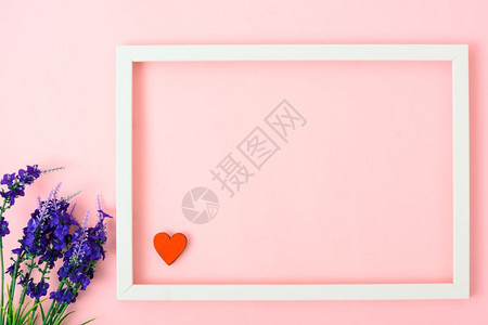 情人节概念顶视平板粉红背景照片框和文本复制空间图片