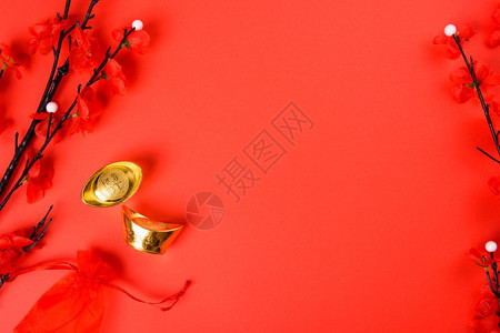 新年平面顶楼金条和红背景的花朵附上文字版面的复制空间背景图片