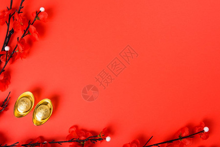 新年平面顶楼金条和红背景的花朵附上文字版面的复制空间背景图片
