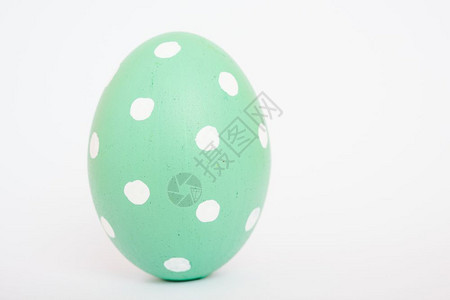 美丽的复活节绿色蛋在白背景上隔离复活节概念图片