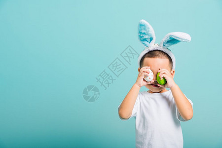 复活节装扮的男孩蓝色背景图片