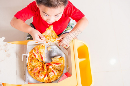 热自制蔬菜快意大利食品可爱小孩子的顶端观光享受吃快餐披萨辣椒尼奶酪许多美味的切片在家里纸板盒复制文本空间图片