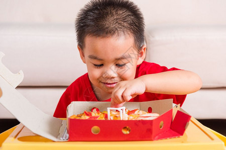 热自制蔬菜快意大利食品可爱的小孩享受抱着披萨意大利辣椒图片