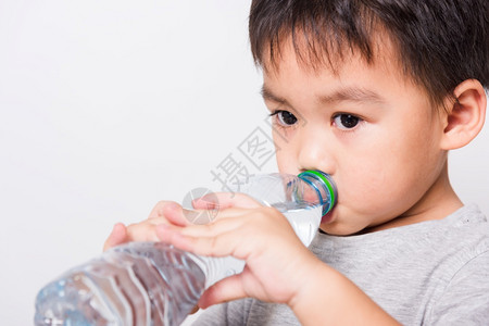 健康饮水的小朋友图片
